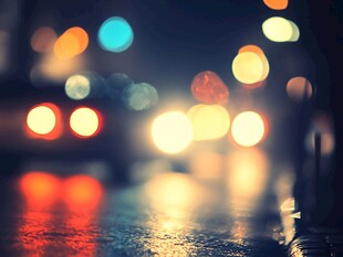 雨夜街头斑斓灯光倒影