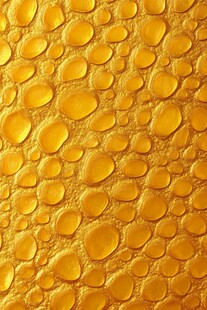 金黄表面上的圆润水珠