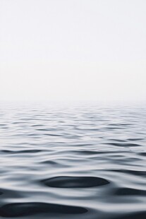 平静海面的柔和波纹