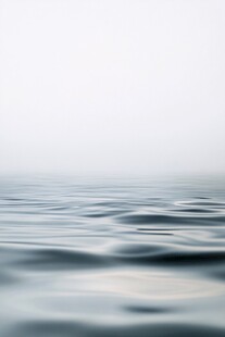 平静水面的朦胧景象