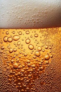 金黄啤酒上的细腻泡沫