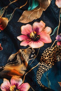 动物花卉交织的精美织物