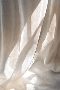 阳光洒落的轻柔白色窗帘