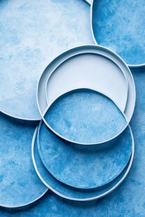 蓝色系圆形盘子堆叠展示