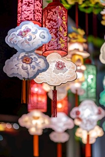 中式精美灯笼点亮夜色