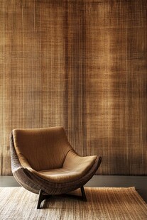 棕色休闲椅搭配纹理墙面