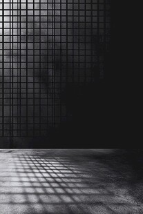 网格光影下的神秘空间
