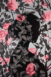 花影中的女性剪影