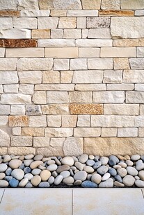 石砌墙面与卵石地面景观