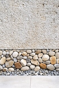 石砌墙面与鹅卵石装饰