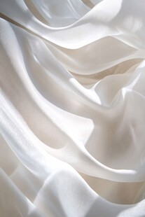 轻柔白色丝绸的优雅褶皱