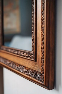 精致雕花木质相框细节