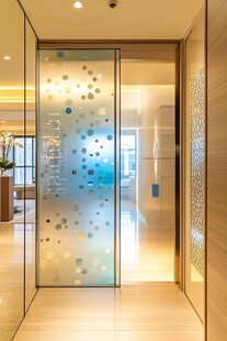 现代简约风玻璃隔断玄关