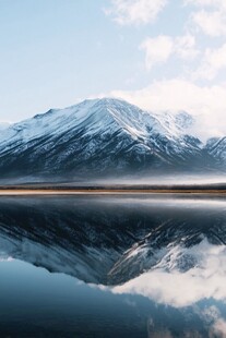 雪山映湖景 纯净自然美