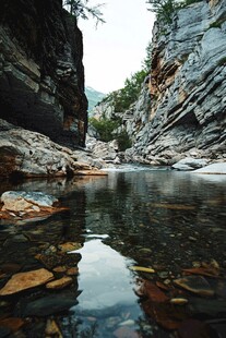 峡谷溪流间的自然景致