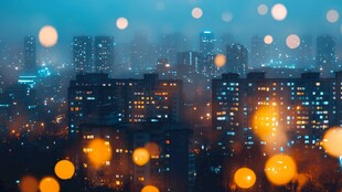 雨夜中的城市璀璨灯火