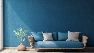 蓝墙沙发旁的清新绿植角落