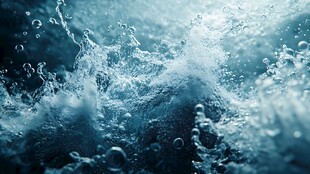 海浪翻涌下的灵动水花