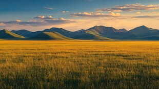 草原山峦间的壮美黄昏景色