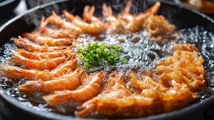 香煎鲜虾锅中滋滋冒热气