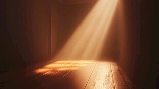 室内穿透黑暗的金色光束