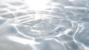 水滴入水泛起涟漪画面