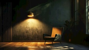 昏暗房间中的静谧单人座椅