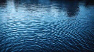 平静蓝水泛起细腻波纹