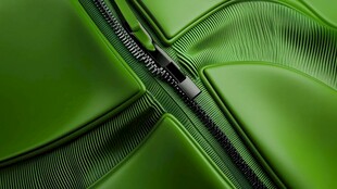 绿色行李箱的拉链细节