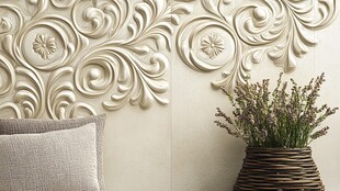 优雅浮雕墙饰与室内绿植