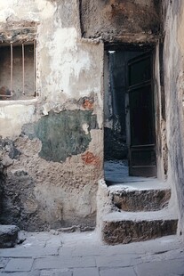 破旧墙面与敞开的古老门洞