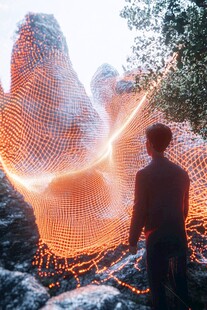 男子凝视奇幻发光网状景观