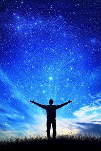拥抱星空的孤独身影