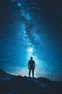 仰望星空的孤独身影