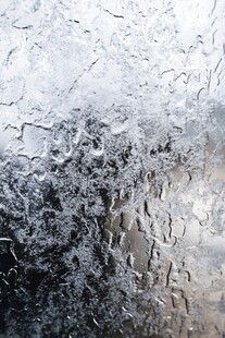 水珠覆盖的玻璃纹理