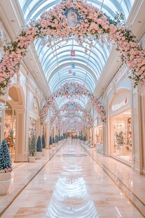 浪漫花卉装点的华丽购物长廊