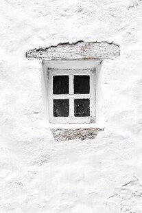 雪覆墙面小窗