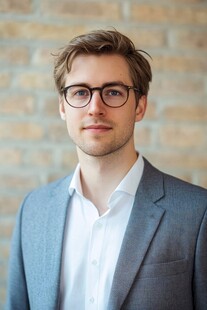 西装眼镜男士的专业形象