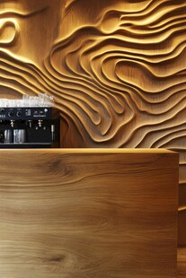 波浪纹理木质墙面与吧台