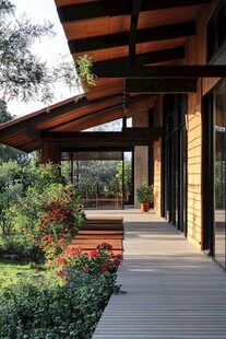 木质庭院别墅的自然景致