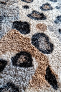 豹纹图案毛绒织物特写