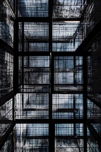 工业风金属网格建筑空间