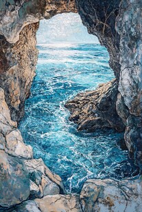 透过岩洞望碧海