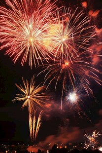 璀璨烟花绽放夜空