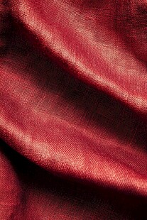 酒红色丝绸织物纹理特写