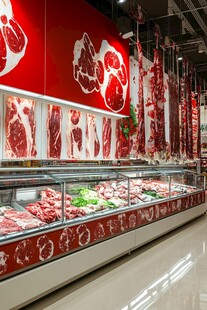 超市鲜肉陈列区肉类丰富