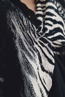 斑马纹与蕾丝拼接服饰