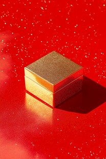 金色礼盒置于喜庆红背景