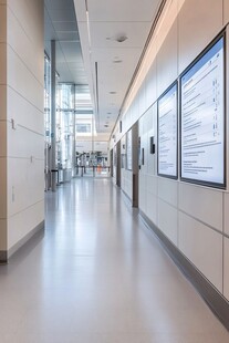 现代医院明亮走廊场景