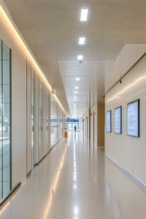 现代明亮的医院走廊空间